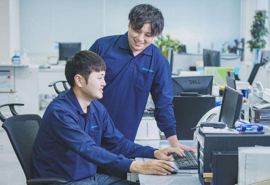 社内で保守管理について打ち合わせする様子