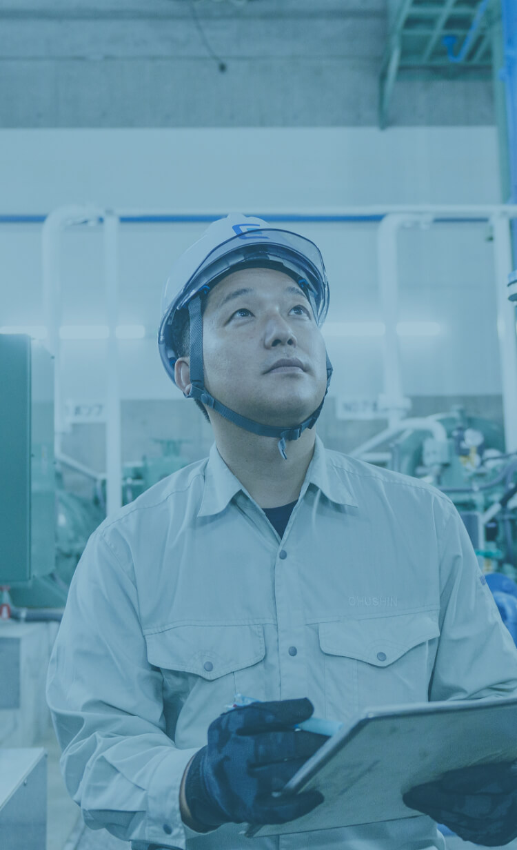 水処理施設で点検をしている中信アスナの中堅男性社員