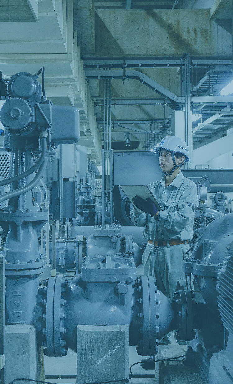 長野県の水処理施設で点検している中信アスナの新人社員