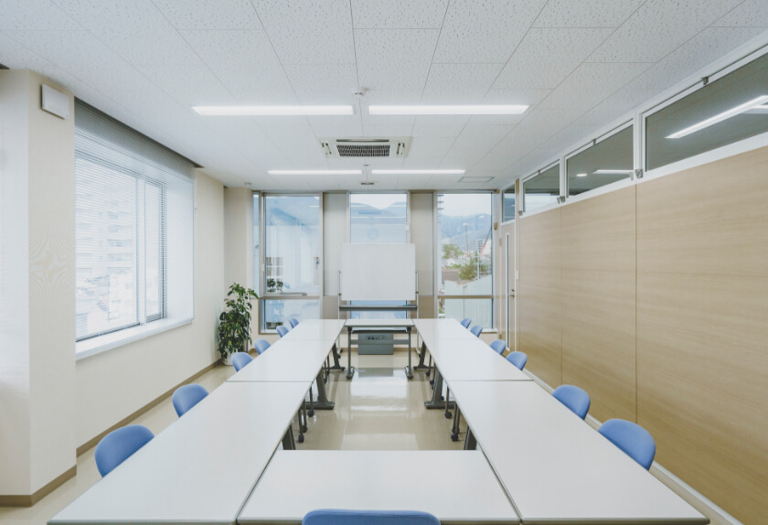 長野県の水処理・空調システムの設計施工からメンテナンスまでを手がける中信アスナ本社の会議室