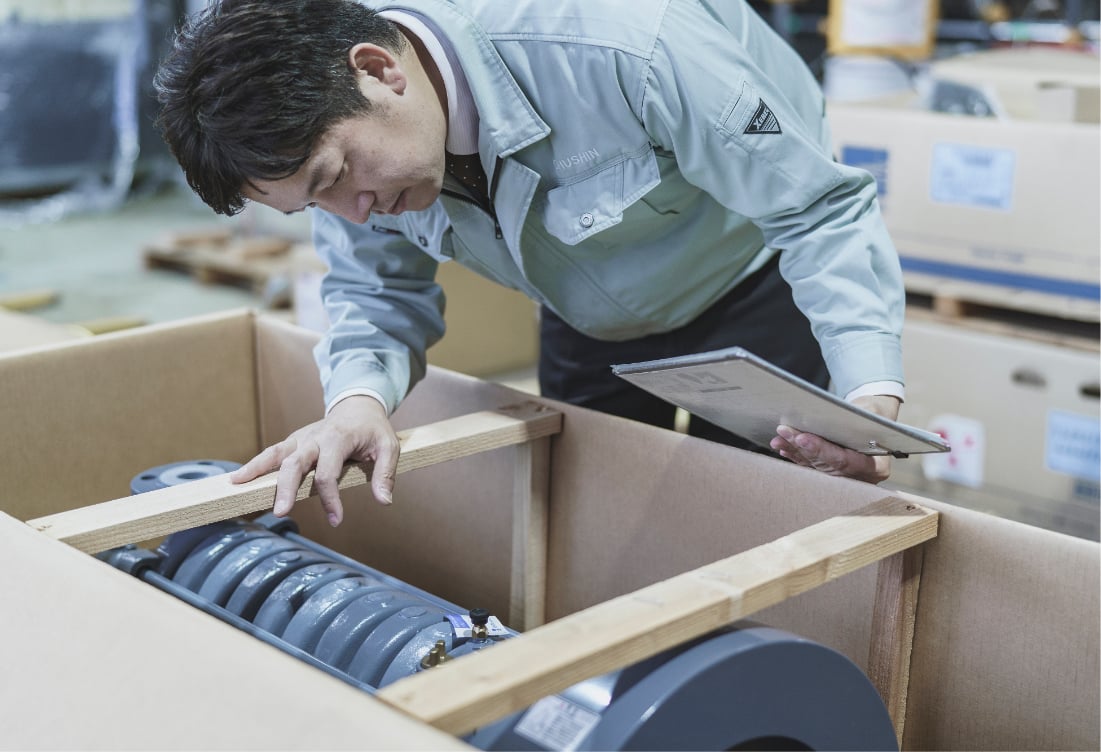 保守管理でポンプの部品を確認している様子